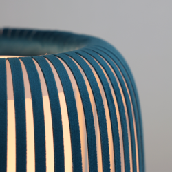 GRACE - Lampe de table en velours bleu azur - Ø24 cm