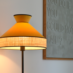 GATSBY - Lampadaire en velours jaune moutarde - Ø45x155 cm