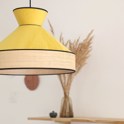 GATSBY - Suspension luminaire jaune moutarde en velours et rotin - Ø52 cm